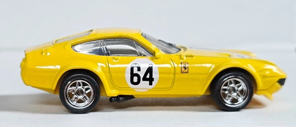 Ferrari 365 GTB4 2025 Hot Wheels amarillo personalizado competición pilotos reales  Foto 1 de 1