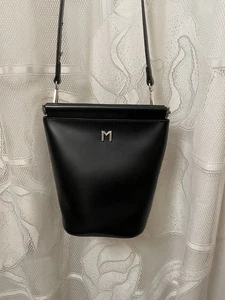 MELIE BIANCO Tami kleine Bucket-Schultertasche Umhängetasche aus veganem Leder - SCHWARZ - Bild 1 von 8