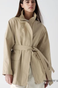 NUEVO CON ETIQUETAS Uniglo beige nude bronceado abrigo gabardina funciona grande agotado estilo XS - Imagen 1 de 5