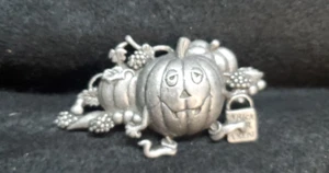 DaneCraft 1980-90s Pewter Finish Trick Or Treating Pumpkins Halloween Pin Brooch - Picture 1 of 10