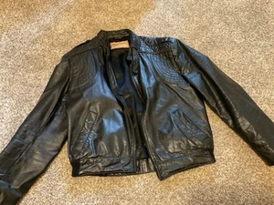 Chaqueta de cuero negra vintage para motocicleta Oleg Cassini con bolsillos con cremallera grande  - Imagen 1 de 6