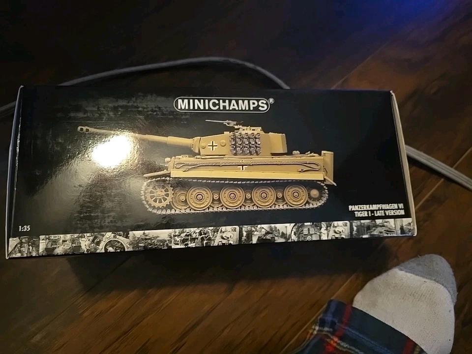 1:35 Minichamps PanzerKampfwagen VI Tiger 1 versión tardía Foto 1 de 4