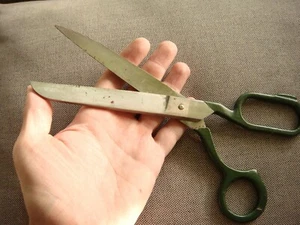 Vintage, heavy and sharp sewing scissors - Picture 1 of 3