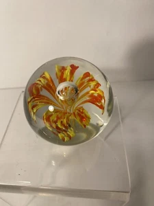 Peso de papel de vidrio con flor amarilla vidrio artístico de 2,5 pulgadas - Imagen 1 de 8