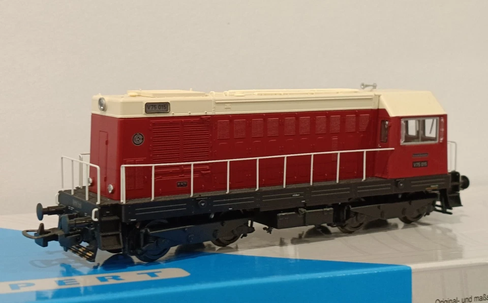 Piko 52424 DR Diesel Locomotive Bo Bo Shunting V 75 Red Livery Ep. III - Image 1 of 1