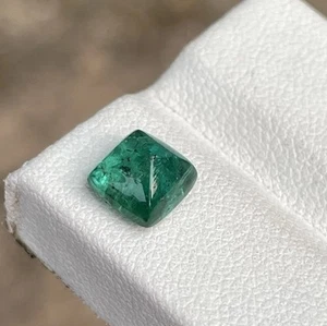 A deep green Emerald in sugar loaf cut cabochon - Picture 1 of 8