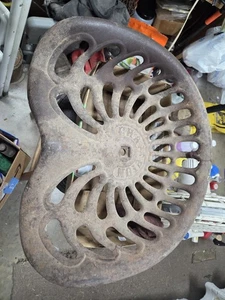 Antiker Champion Gusseisen Traktorsitz (1 kleiner Riss leicht zu reparieren) - Bild 1 von 7