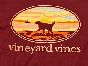 T-shirt nuova con etichette taglia X-Small Vineyard Vines LS Sunset Dog grafica Red Bay - Foto 1 di 9
