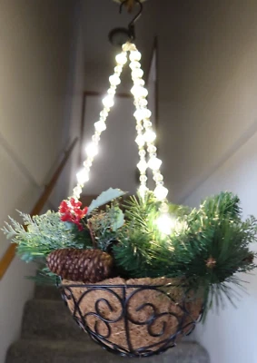 Cesta colgante artificial iluminada de Navidad con ramas de pino verde baya roja Foto 1 de 4