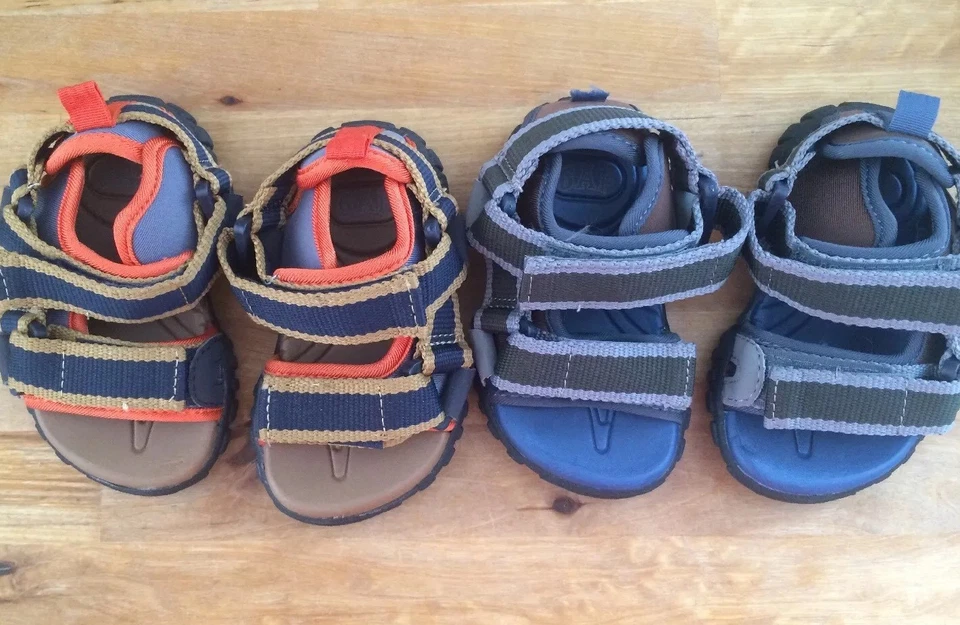 Lote de sandalias de agua Baby Gap Boys Foto 1 de 4