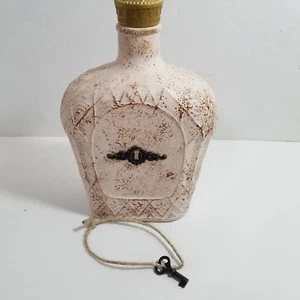 Pintura artesanal de tiza para botella real corona con cerradura de imitación y llave dorada crema - Imagen 1 de 5
