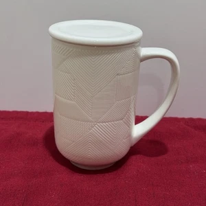 Taza blanca texturizada con mosaico nórdico David Tea con tapa/platillo DAVIDsTEA - Imagen 1 de 17
