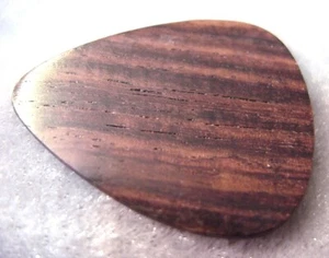 PICK DE GUITARRA DE MADERA EXÓTICA - ESTILO PLANO - PALO DE ROSA - Imagen 1 de 4