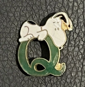 SNOOPY Pin Abzeichen BUCHSTABE Q grün - Bild 1 von 2