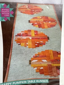 Scrappy Pumpkin Tischläufer Quilt Muster von Always Expect Moore - Bild 1 von 2