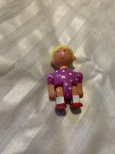 Vintage Kunststoff Einweg Puppe Mädchen blonde Haare rosa gepunktet Shirt rote Schuhe - Bild 1 von 4