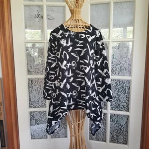 Top abstracto urbano blanco y negro de Gizel talla L/XL - Imagen 1 de 11