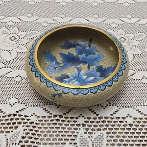 Ciotola smaltata cloisonne cinese vintage Jingfa larghezza 8” decorazione uccellino floreale MCM - Foto 1 di 18