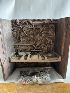 NECA Predator II Trophy Wall Diorama w/ Trophy Skull Pack - Loose - Picture 1 of 2