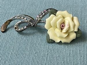 VINTAGE AVON PORCELAIN YELLOW ROSE FLOWER BROOCH PIN WITH RHINESTONE SILVER TONE