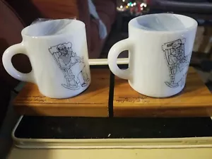 Set tazzine da caffè in vetro latte Fire King nonna e nonno con base in legno - Foto 1 di 7