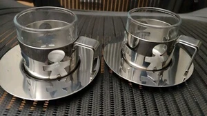 Dos tazas de café espresso Alessi Girontondo 18/10 Italia KK20 con inserciones de vidrio - Imagen 1 de 7
