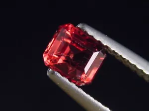 Roter Spinell / Red Spinel 0,75 Ct. Oktagon Sri Lanka (4092t) - Bild 1 von 1