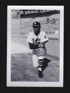 1965 Bill Robinson  BRAVES  UNSIGNED  3-1/2 x 5-1/8  Type 1 SNAPSHOT PHOTO #11 - Picture 1 of 1