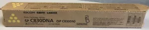 Cartuccia toner giallo originale Ricoh SP C830DNA 821182 C830DN borsa aperta / NUOVO - Foto 1 di 3