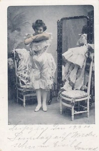 Hübsches Mädchen beim Umziehen vor dem Spiegel AK 1900 Erotik 2408085 - Picture 1 of 2