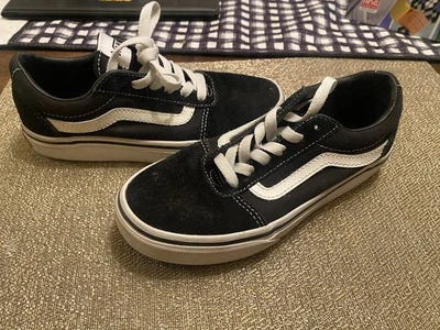 EUC Vans Old Skool Shoes Low Top Youth Black & White Skate Sneakers Size 2 Kids - Image 1 of 4