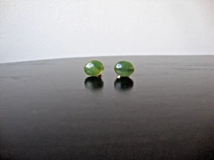 VINTAGE KLEINE HANDGEFERTIGTE OVALE CABOCHON-OHRSTECKER GRÜNE JADE GELBVERGOLDET - Bild 1 von 10