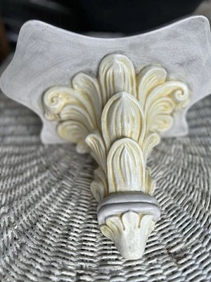 Aplique de pared italiano de porcelana mayólica vintage 12,25” X 8,25” X7,50” amarillo blanco Foto 1 de 4