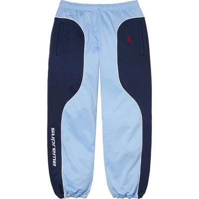PANTALÓN DEPORTIVO SUPREME®/JORDAN® TRICOT en Azul Claro, Para Hombre Talla Grande FW24 Foto 1 de 4