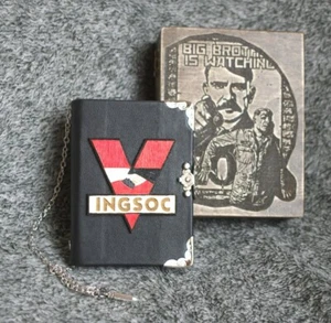 Cuaderno de papel blanco de cuero hecho a mano inspirado en Orwell "1984" en caja de madera - Imagen 1 de 9