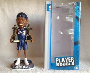Camiseta Lebron James 2X Jugador Más Valioso Trofeo Azul Bobble FOCO Bobblehead - Imagen 1 de 1