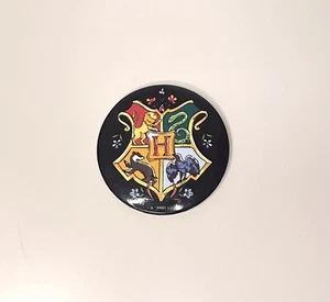 Spilla 3"" a tema Harry Potter Hogwarts Hogwarts Hogwarts Hogwarts Hogwarts Hogbottone in metallo - Foto 1 di 2
