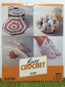 McCalls Easy Crochet H317 1986 Hausschuhe Beutel Korb Liner Topflappen Aufhänger - Bild 1 von 6