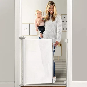 Puerta de seguridad ajustable blanca Momcozy para bebé 33" de alto, 55" de ancho -A1L - Imagen 1 de 1