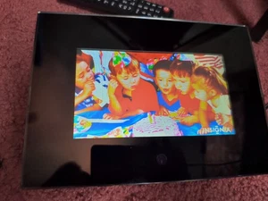 Insignia Digital Picture Frame Bundle  NS-DPF7WA-09 Tested working - Picture 1 of 21