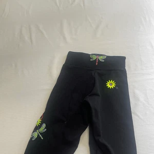Margarita Supplex Vintage schwarz Blumen Libelle bestickt Pull-On Yoga Hose Gr. 1 - Bild 1 von 9