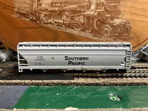 ATLAS N SCALE  SOUTHERN PACIFIC 4 BAY COVERED HOPPER #490567 - Picture 1 of 3