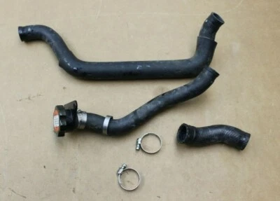 01-04 SUZUKI VL 800 INTRUDER Volusia РАДИАТОРНЫЕ ШЛАНГИ ЛИНИИ ЗАЖИМЫ КРЫШКА, ХОРОШЕЕ СОСТОЯНИЕ  - Изображение 1 из 4