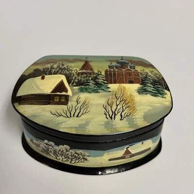 Caja de laca rusa firmada por artista escena de invierno e interior rojo pintado a mano Foto 1 de 4