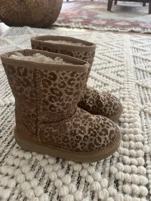 Botas UGG para niñas pequeñas clásicas II brillo leopardo talla 9 Foto 1 de 4