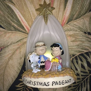PEANUTS SNOOPY WOODSTOCK LED LIGHTED CHRISTMAS NATIVITY PAGEANT TABLE FIGURE - Picture 1 of 11