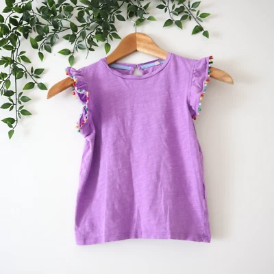 Top manga aleteada con ribete de pompón púrpura Mini Boden para niñas talla 6-7 años Foto 1 de 4