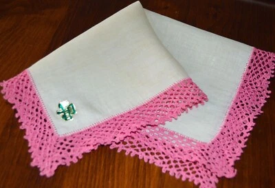 VINTAGE HANKY 1940s OFF WHITE IRISH LINEN NEW W/TAG RASPBERRY PINK CROCHET EDGES - Image 1 of 3