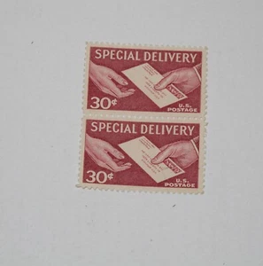 2 Stück.  Vintage USPS 30 Cent Special Delivery Hand-to-Hand Postage Stamp - Bild 1 von 2