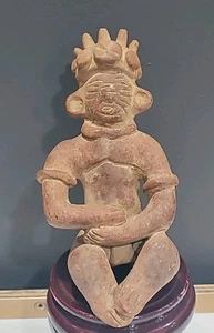 ¿Cerámica precolombina NAYARIT? Figura sentada manos plegadas - Imagen 1 de 24